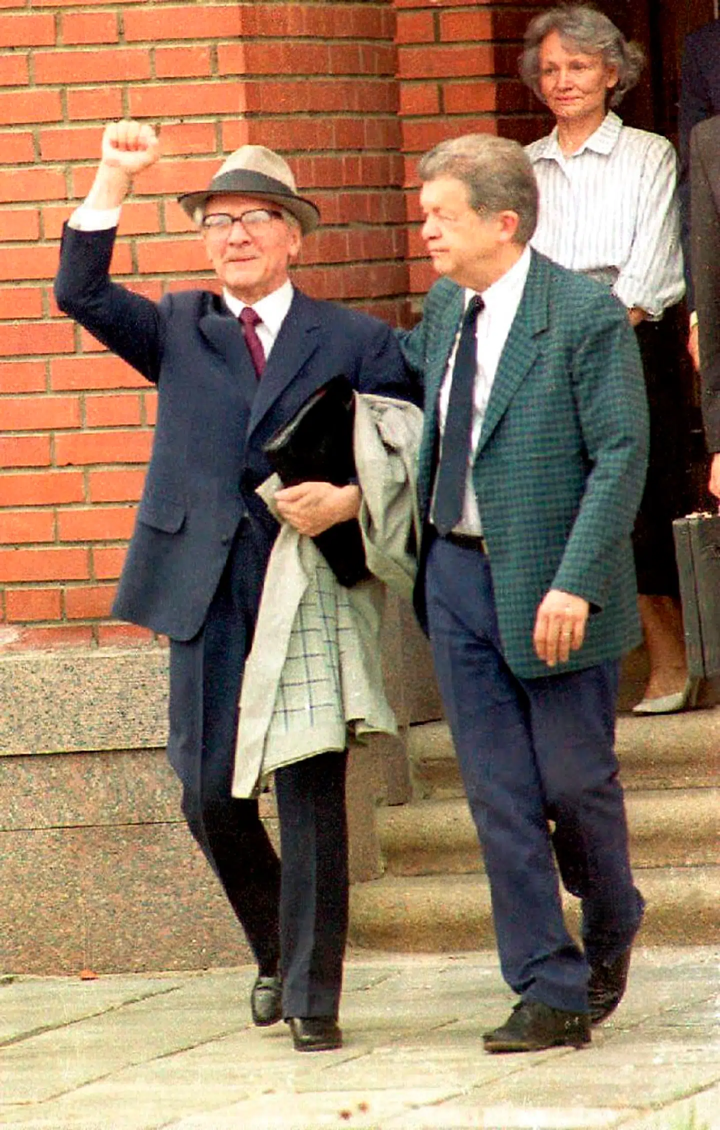 I slutningen af juli 1992 måtte Erich Honecker forlade den chilenske ambassade i Moskva for at blive udleveret til Tyskland. Ægteparret Honecker opholdt sig på ambassaden fra den 11. december 1991 til den 29. juli 1992. Honecker blev eskorteret til lufthavnen af den chilenske ambassadør. Før Honecker blev »ambassadeflygtning«, opholdt han sig i længere tid i en russisk »Datsche« (sommerhus), der siden blev købt af den danske ambassade i Moskva.