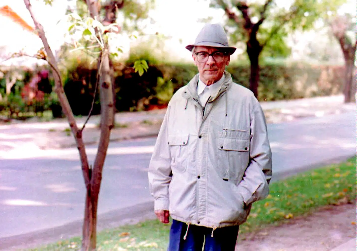 Erich Honecker faldt aldrig rigtigt til i Santiago. Han vendte ikke tilbage til Tyskland, efter at han flyttede til Chile, og hans sidste år var præget af kræftsygdommen. Honecker-parret boede i en villa i området La Reina. Ifølge kilder modtog Honecker-parret løbende økonomisk hjælp fra PLOs Arafat.