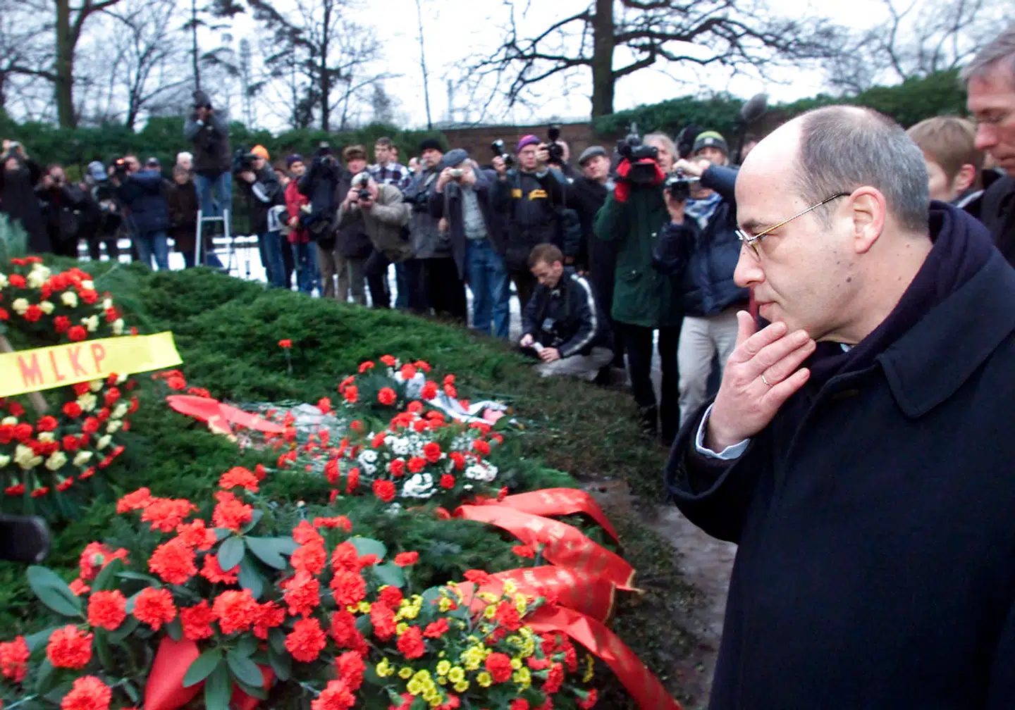 Den socialistiske kirkegård i det tidligere Østberlin (Berlin-Friedrichsfelde) er hvilested for Tysklands førende socialister. De mest kendte er Karl Liebknecht og Rosa Luxemburg, der blev slået ihjel efter 1. verdenskrig. På billedet ses Gregor Gysi, der i september 2018 afviste, at Honecker skal begraves i Friedrichsfelde. Gysi var formand for PDS, afløser til Honecker-partiet, fra 1989 til 2003.