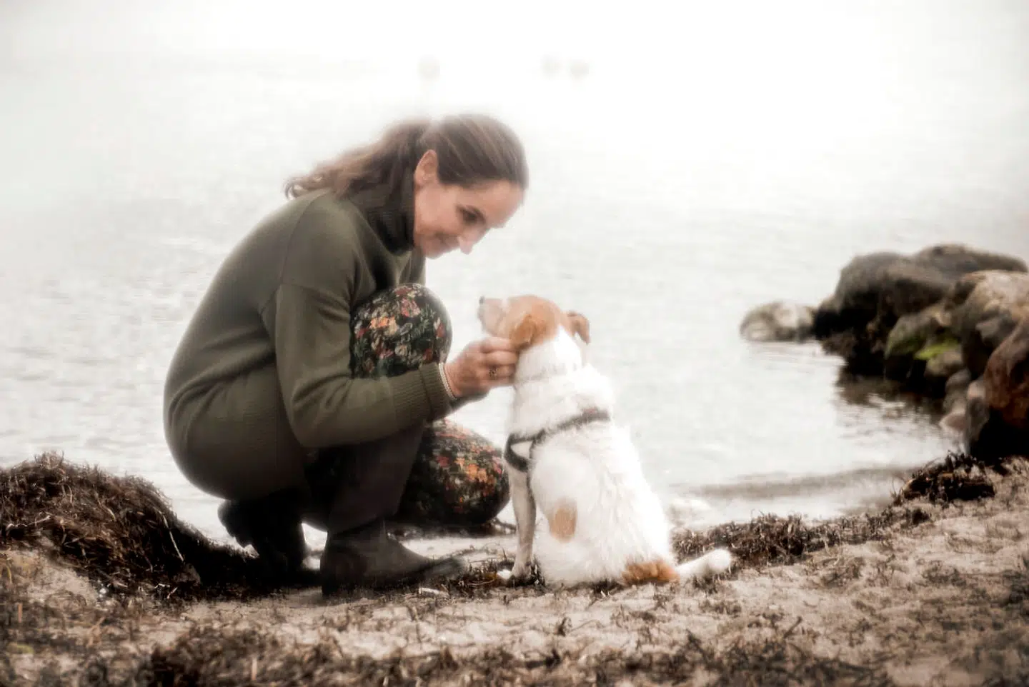 Da uheldet var sket på en glat sydsjællandsk vej en tidlig morgen i 1985, forlod Signe Wennebergs jeg hendes krop. Hun svævede over sig selv og så alt, hvad der skete fra fem-ti meter oppe i luften.