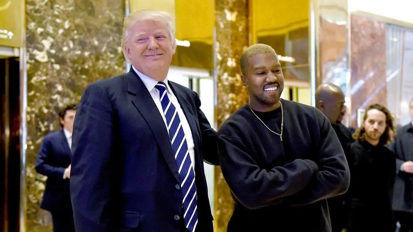 USAs mest kendte rapper Kanye West annoncerede lørdag at han fremover vil kaldes Ye. Her udtrykker han i 2016 sin støtte til en daværende præsidentkandidat, der stadig kaldes Donald Trump. (Photo by TIMOTHY A. CLARY / AFP)