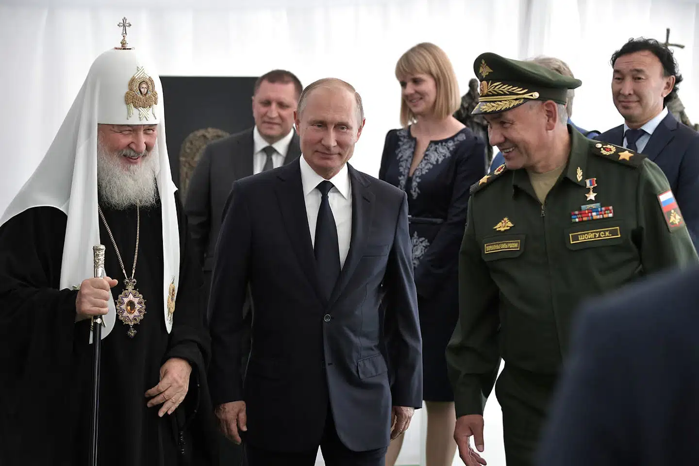 Den russiske præsident Putin har smedet en politisk alliance med lederen af den russisk-ortodokse kirke, patriark Kirill. Her ses de to - sammen med landets forsvarsminister - under indvielsen af en kirke i en militærpark uden for Moskva.