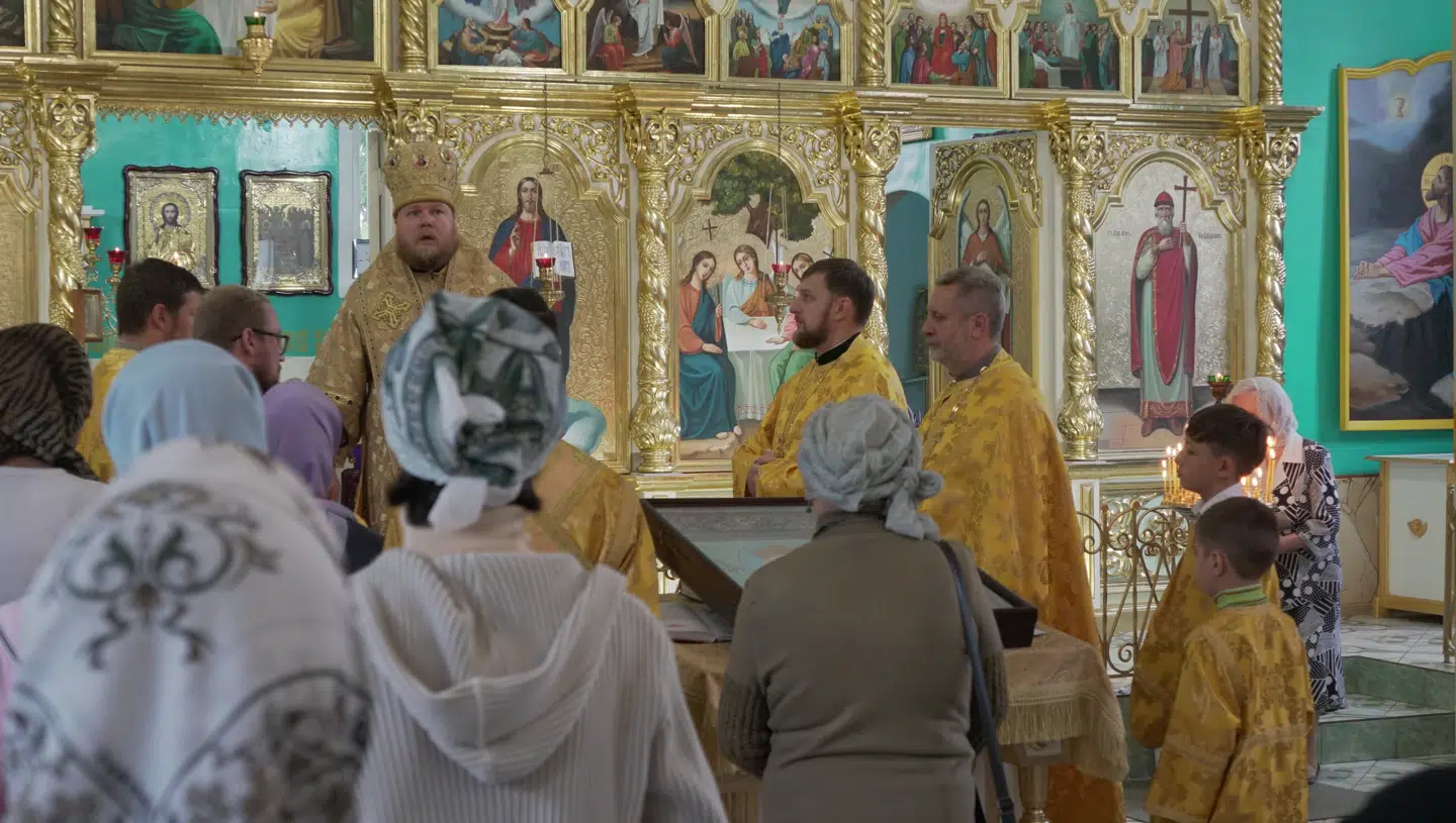 Som andre ukrainske byer har industribyen Saporisje to rivaliserende ortodokse kirker, der hører under henholdsvis kirkeledere i Kiev og Moskva. Her ses ærkebiskoppen i den Kiev-loyale kirke under en gudstjeneste.