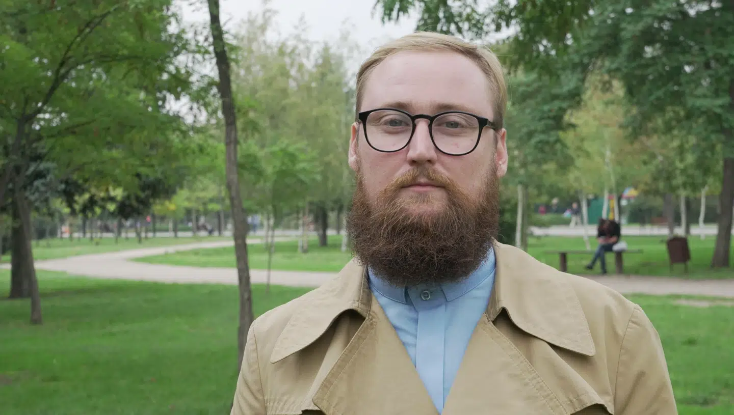 Præsten Anatolij Revtov forlod den Moskva-tro kirke i byen, fordi han ønskede at prædike på ukrainsk og holde gudstjenester for ukrainske soldater. Han er nu tilknyttet den Kiev-tro kirke.