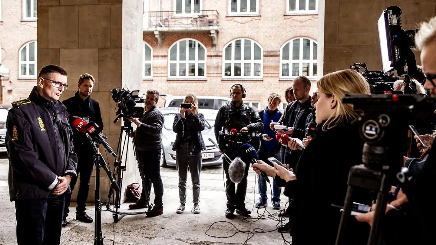 Chefpolitiinspektør Jørgen Bergen Skov fra Københavns Politi forklarer nærmere om fredagens store politiaktion ved en pressebriefing på Politigården i København lørdag.