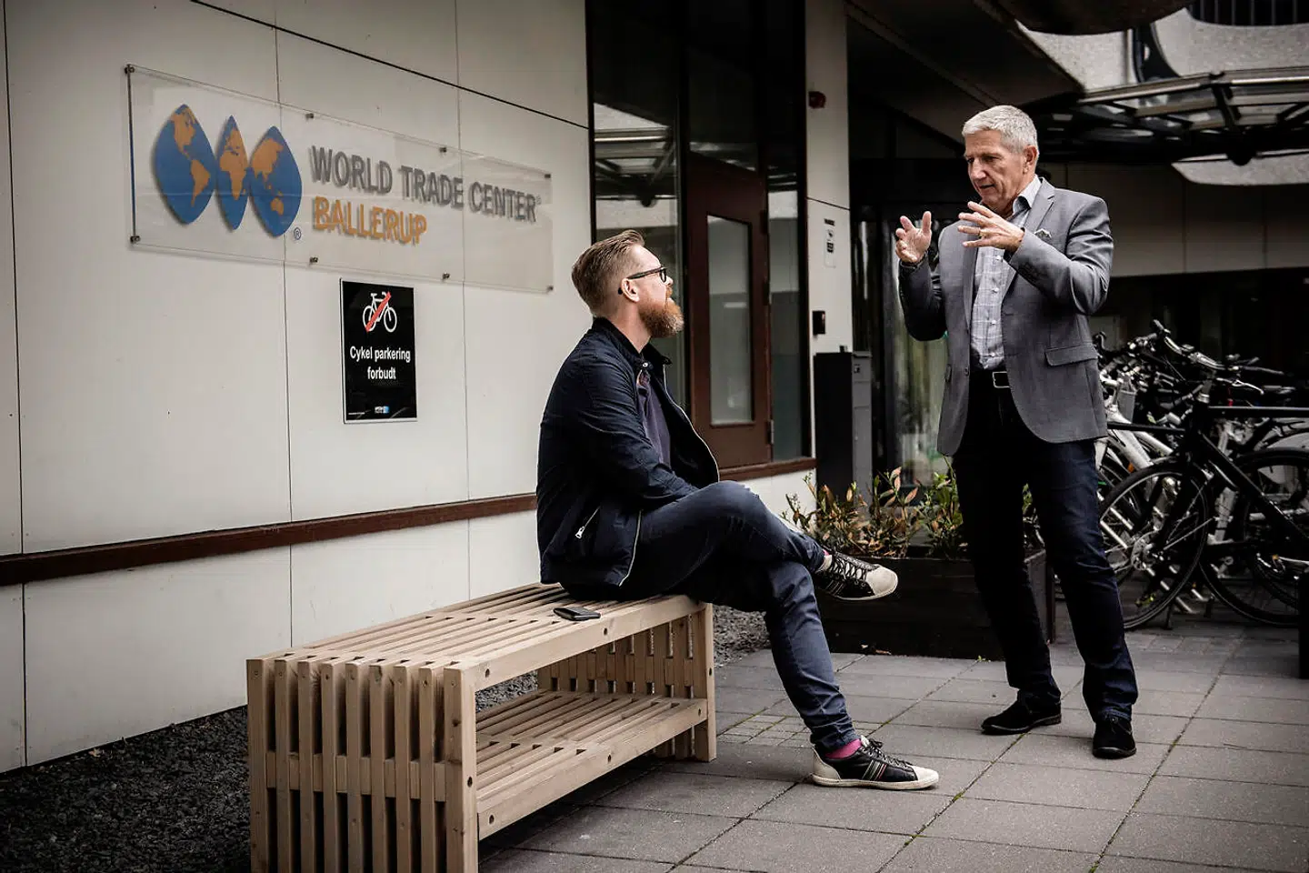 Kion Schmeltzer fra LSV Group og Frank Hallundbæk fra KAR+CO foran World Trade Center Ballerup.