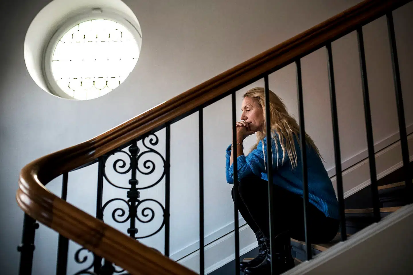 Alberte Winding har skrevet bogen "Kastevind", bl.a om sin barndom og svigt og sorgen over sin mors selvmord. Bogen udkommer d. 28 september 2018. Her er hun hos forlaget Rosinante & Co.