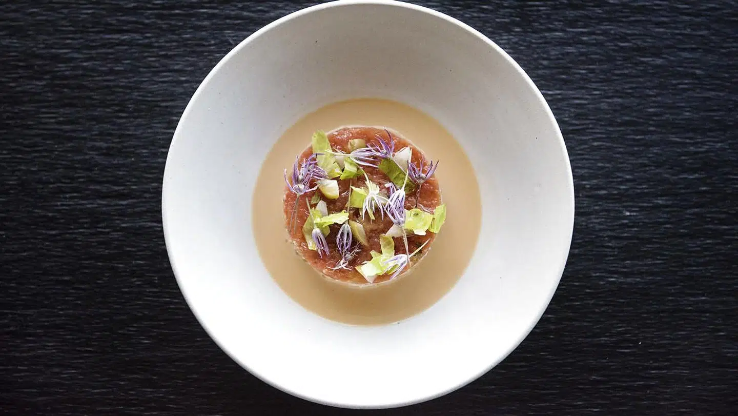 Bisquen var så kraftig at den næsten tog magten fra den fine taskekrabbe med tomattatar og purløgsblomster.