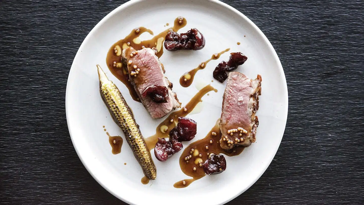 Lækkert saftig lammefilet med kirsebær, babymajs og sennepskorn