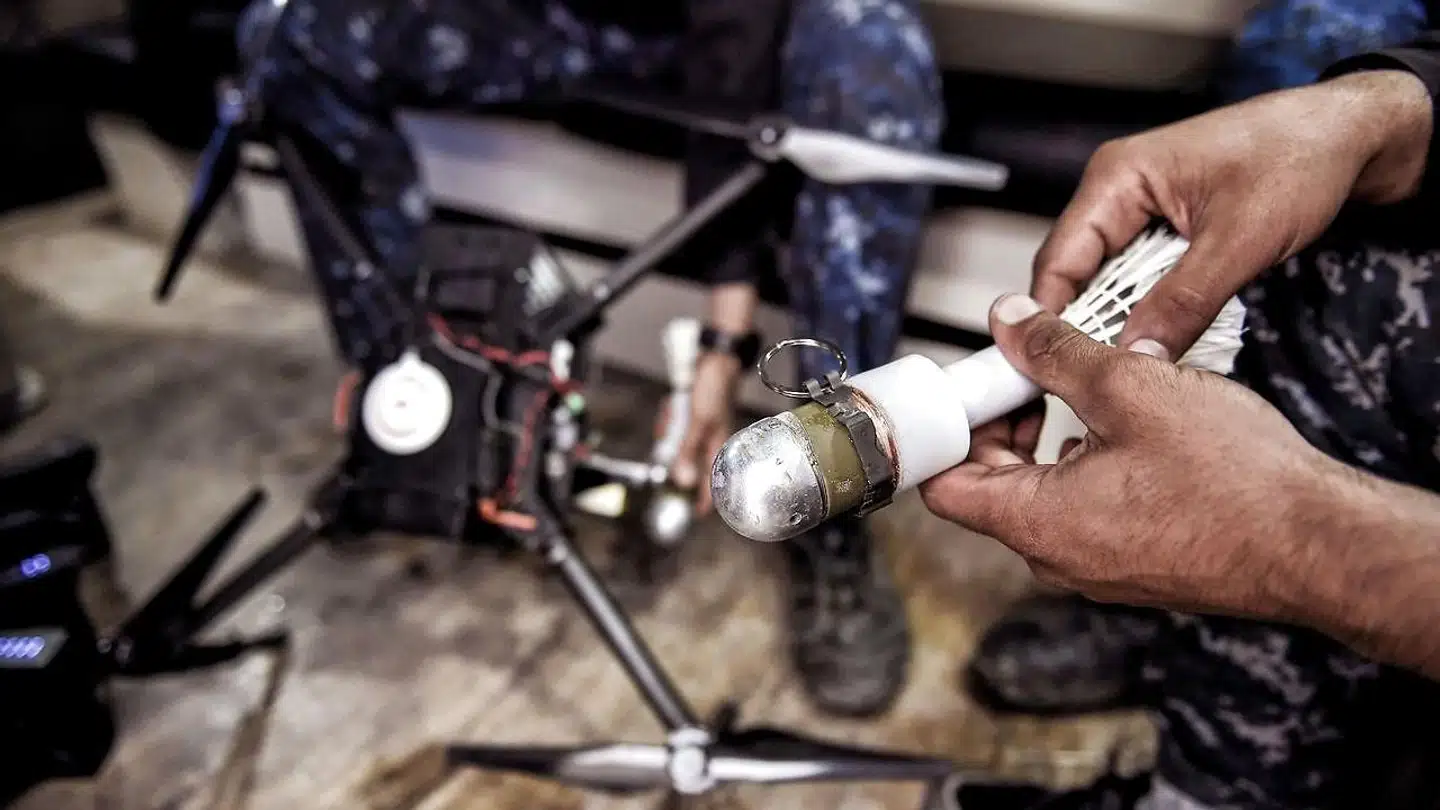 I dag begyndte grundlovsforhøret i landets seneste terrorsag. Det er en sag om dronedele til Islamisk Stat i en krig, hvor også de irakiske styrker – som her – har taget de små ubemandede droner i brug. (ARKIV)