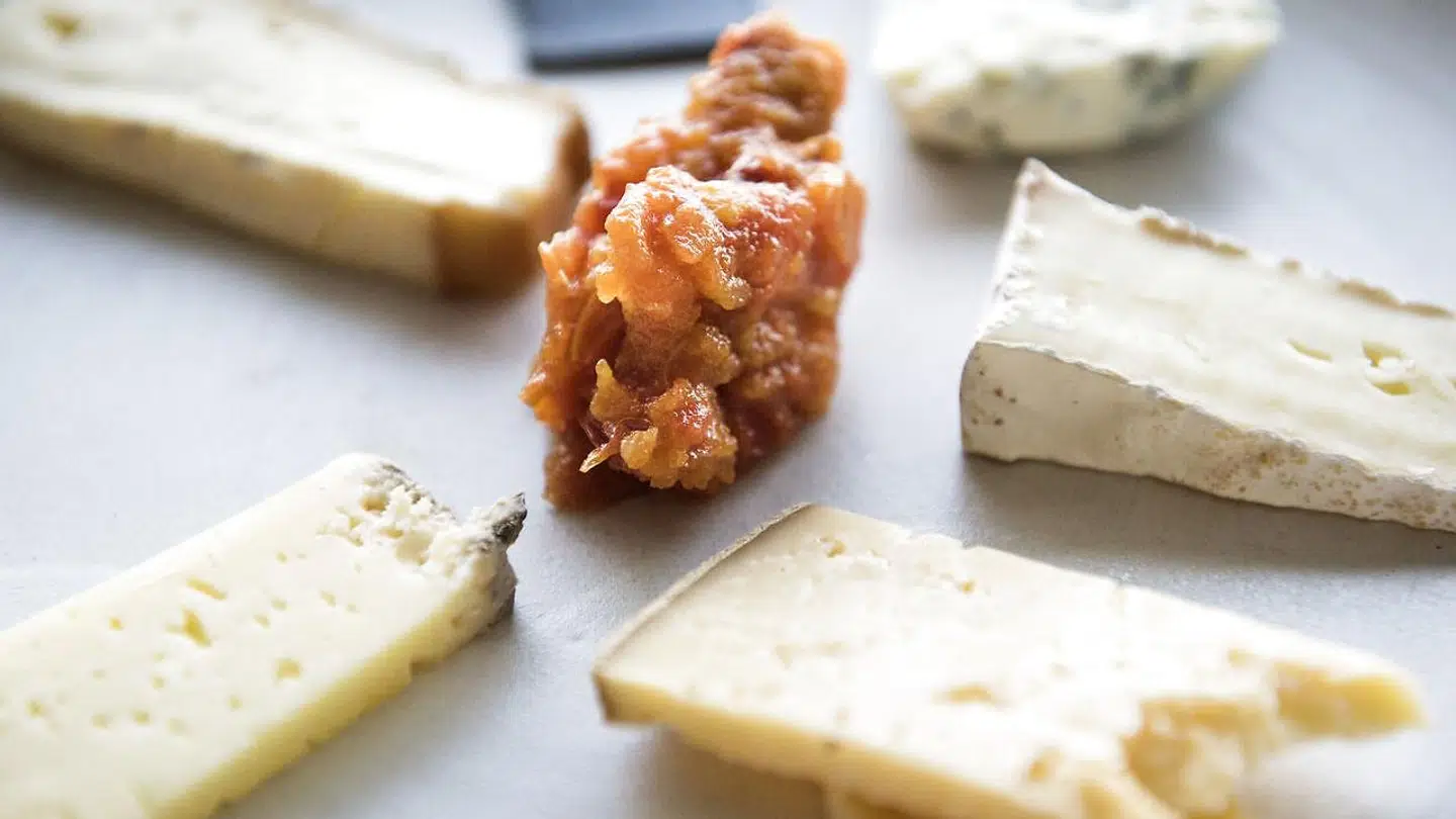Skandinaviske oste med hybenkompot.