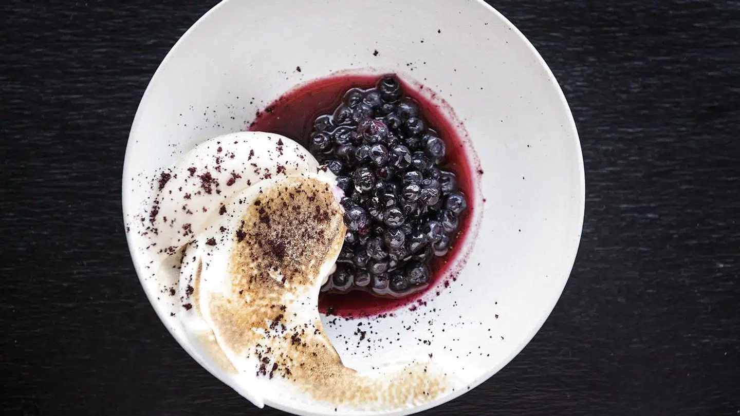 Vilde svenske blåbær med blød marengs.