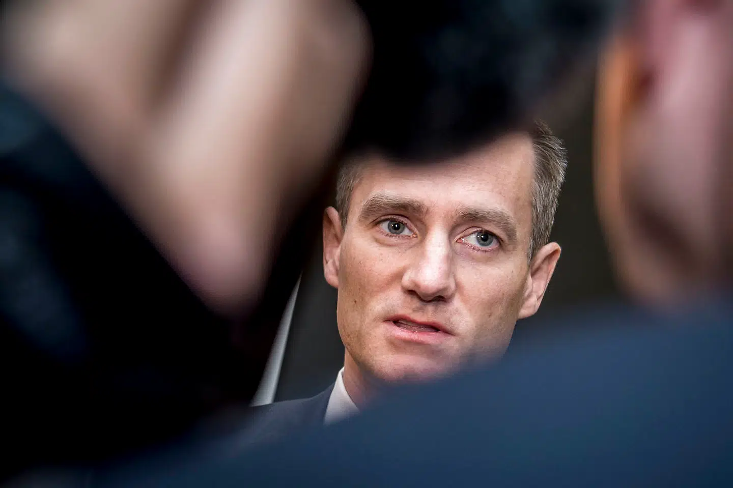 Erhvervsminister Rasmus Jarlov (K) taler med pressen ved ankomst til samråd om Danske Bank og hvidvasksagen på Christiansborg i København, tirsdag den 25. september 2018. En sag om hvidvask i Danske Bank kaster skygger over Danmark og den danske finanssektor, erkender erhvervsminister Rasmus Jarlov (K). Han har torsdag morgen i Bruxelles forsøgt at give EU-retskommissær Vera Jourova svar på, om Danmark overholder EU-regler, og hvordan sagen kunne udvikle sig til det, han kalder "Europas største hvidvasksag nogensinde". Det skriver Ritzau, torsdag den 27. september 2018.. (Foto: Mads Claus Rasmussen/Ritzau Scanpix)