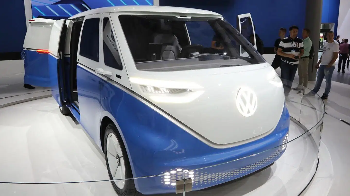 Bilgiganterne er i fuld gang med at udvikle fremtidens elbiler – og har ligesom tyske VW med eludgaven af »folkevognsrugbrødet« travlt med at vise dem frem på bilmesser.