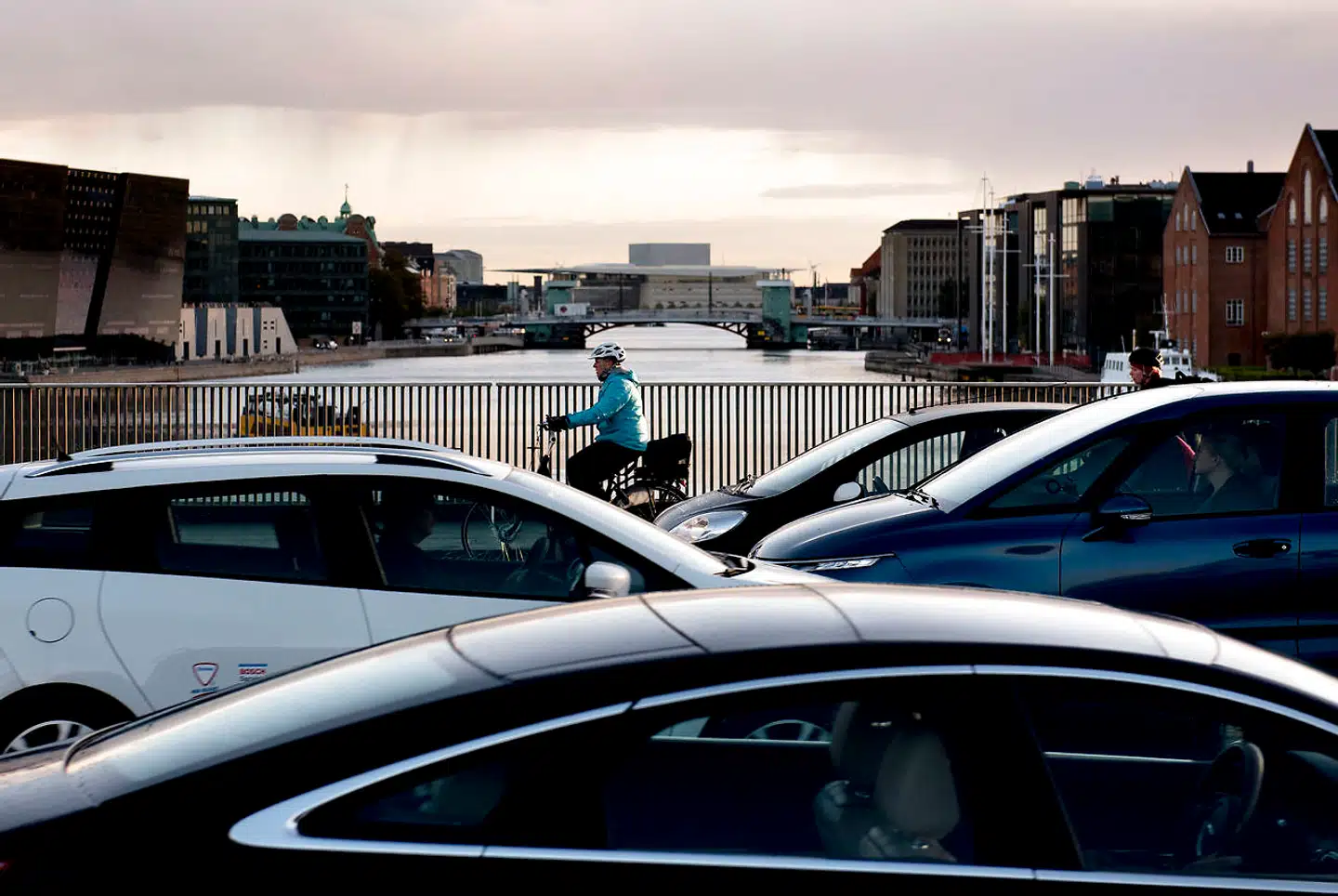 Cykler og biler på vej over Langebro i morgentrafikken i København. Region Hovedstadens BNP kommer især fra serviceerhverv såsom kommunikation, finansiering og erhvervsservice, viser et notat fra Københavns Kommune på baggrund af tal fra Danmarks Statistik.