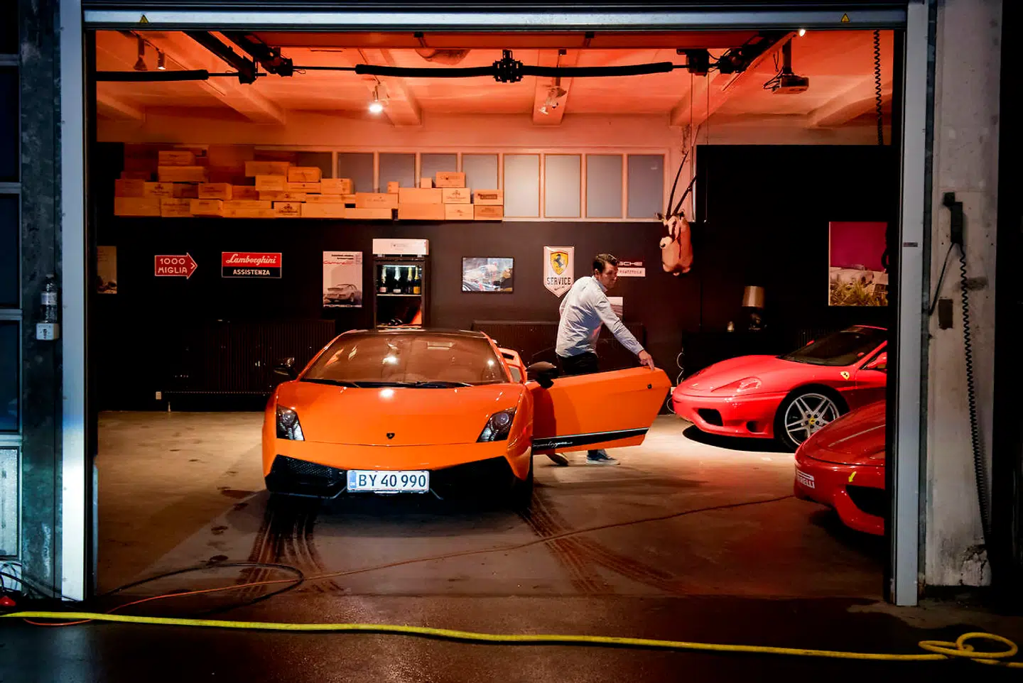 Kasper Heibøll er administrerende direktør for virksomheden Sports Car Rental. De tager bilglade danskere med på tur i Lamborghinier og andre luksusbiler fra en garage i Adelgade i København. Virksomheden er især underleverandør til virksomheder, der sælger gavekort.