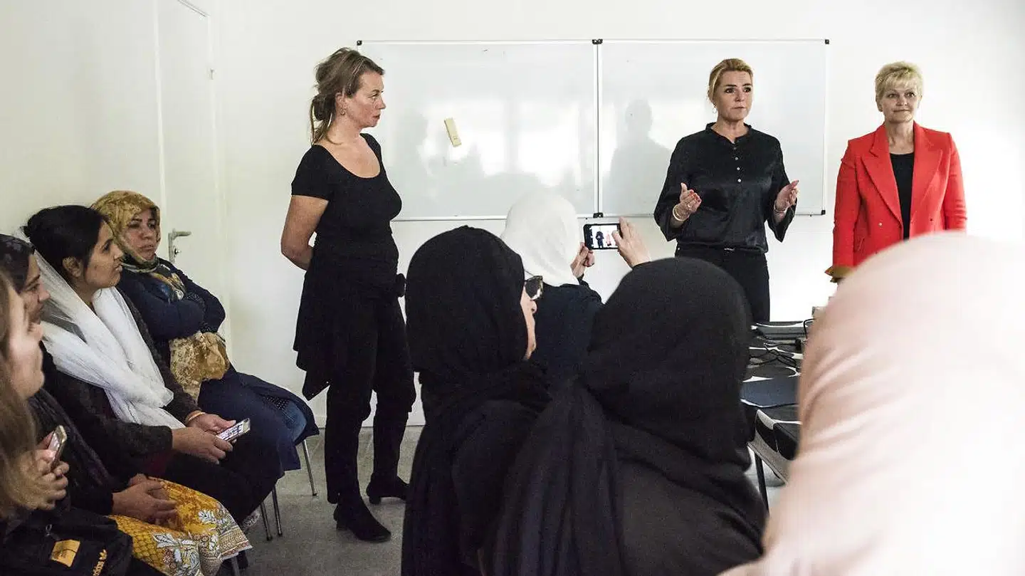 Udlændinge- og integrationsminister Inger Støjberg og ligestillingsminister Eva Kjer Hansen var onsdag middag på besøg i foreningen Fakti, der arbejder professionelt med flygtninge- og indvandrerkvinder i hovedstadsområdet. Foreningen tilbyder bl.a. danskundervisning, vejledning fra en socialrådgiver, diskussioner i en samfundscafé og mad til de mellem 40 og 70 kvinder, der dagligt besøger caféen.
