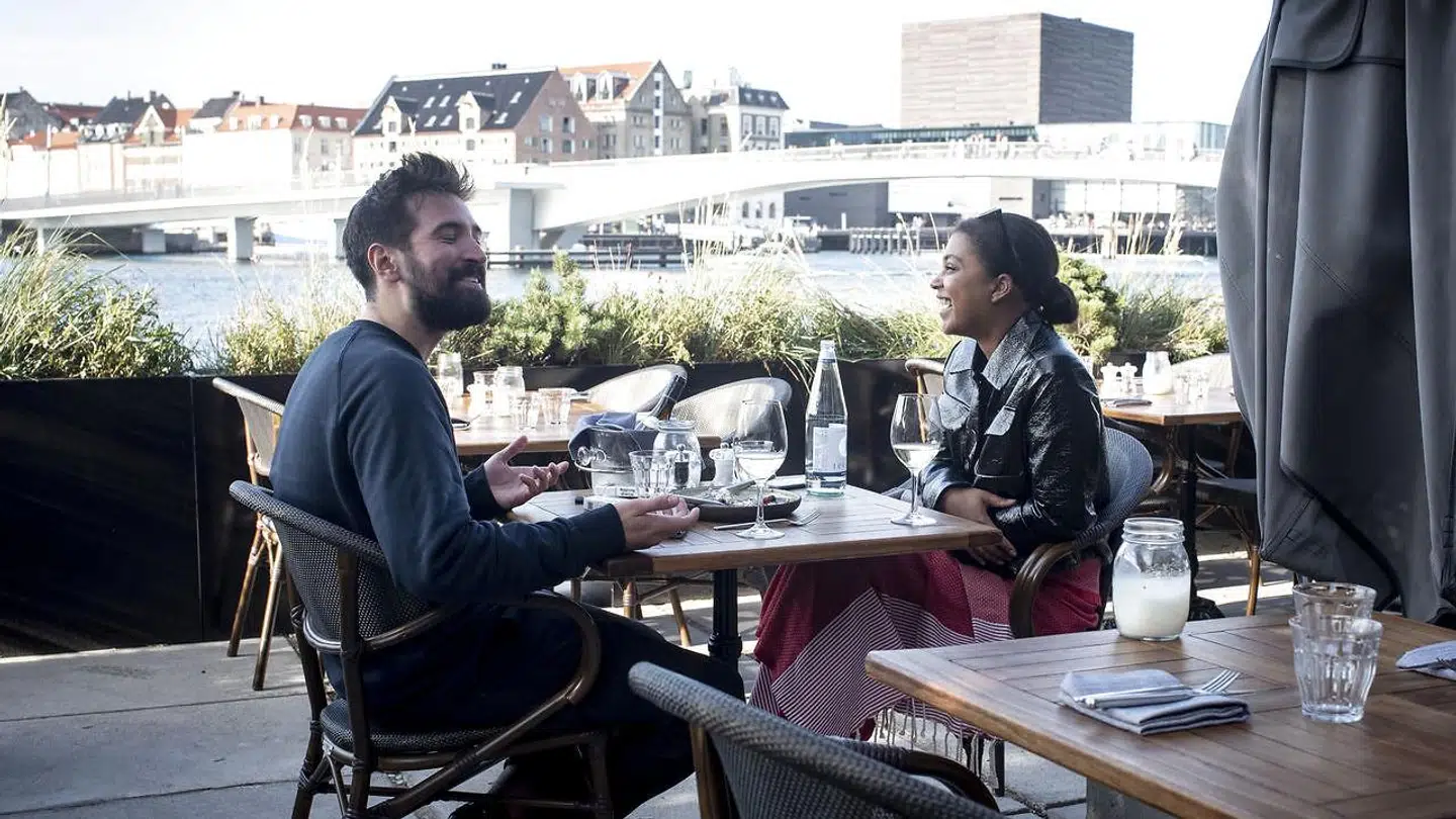 Restaurant Boathouse. Aftensol og et udsøgt vinkort er noget af det, der trækker op i regnskabet. Slår maden ikke til, kan man derfor altid drikke sig mæt, mens solen går ned.