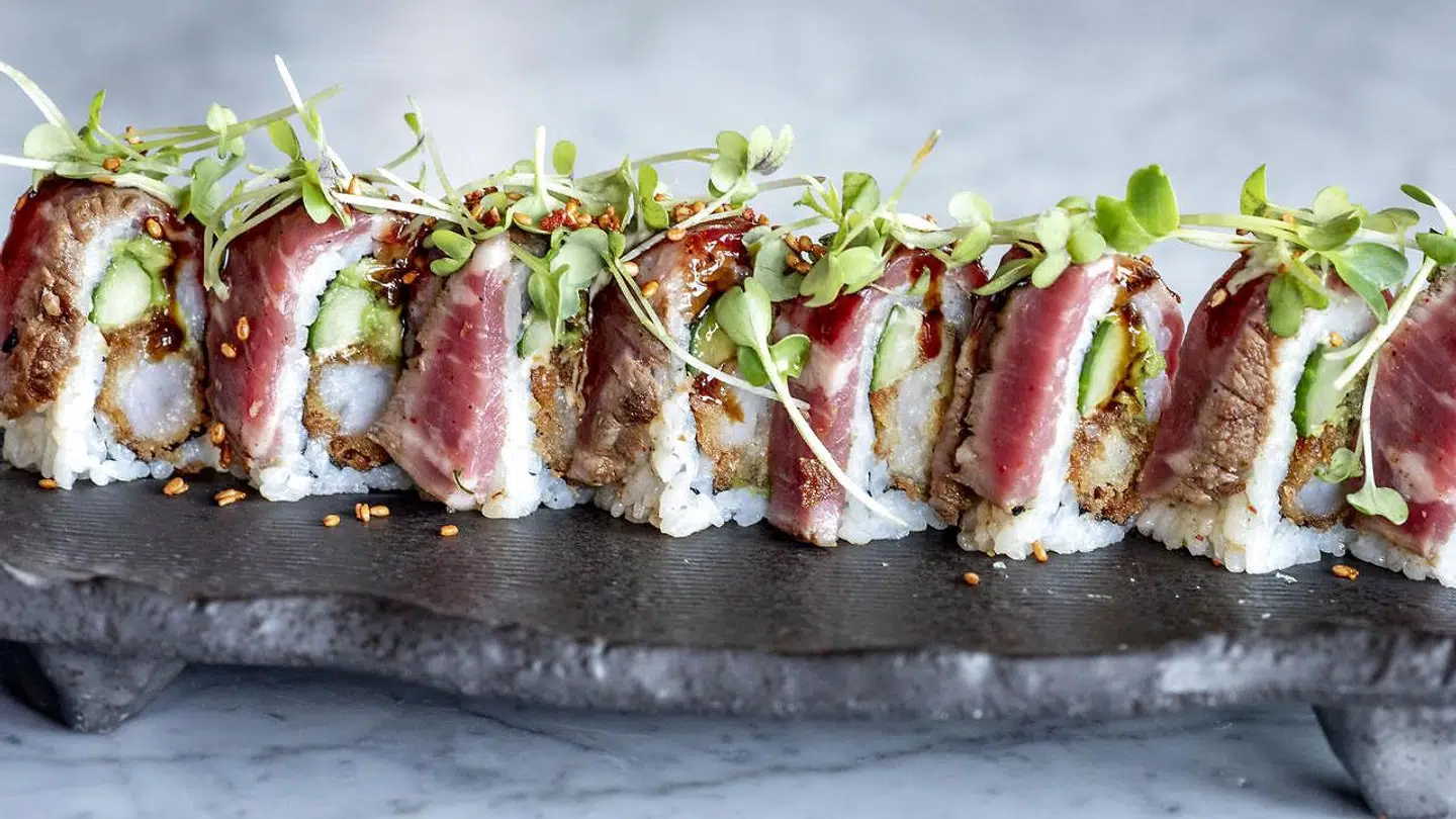 Inside-out sushirulle med wasabimarineret laks, avocado og agurk. Risen skal have ros for ikke at være udkogt.