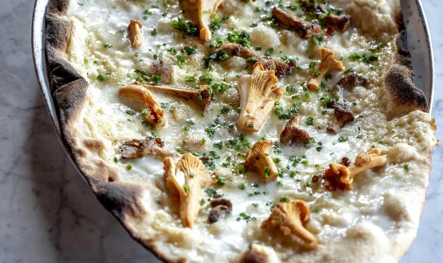 »Kantarelpizza« stod der på menukortet. Men der var alt for få kantareller til at berettige navnet kantarelpizza. Langt færre end på dette fotografi...