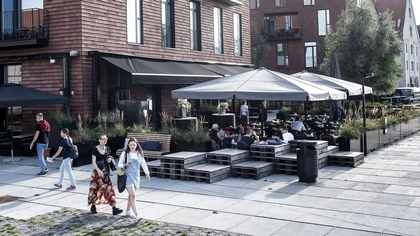 Restaurant Boathouse set udefra. Må det snart være slut med pallemøbler, så den æstetiske fornuft kan få en renæssance.