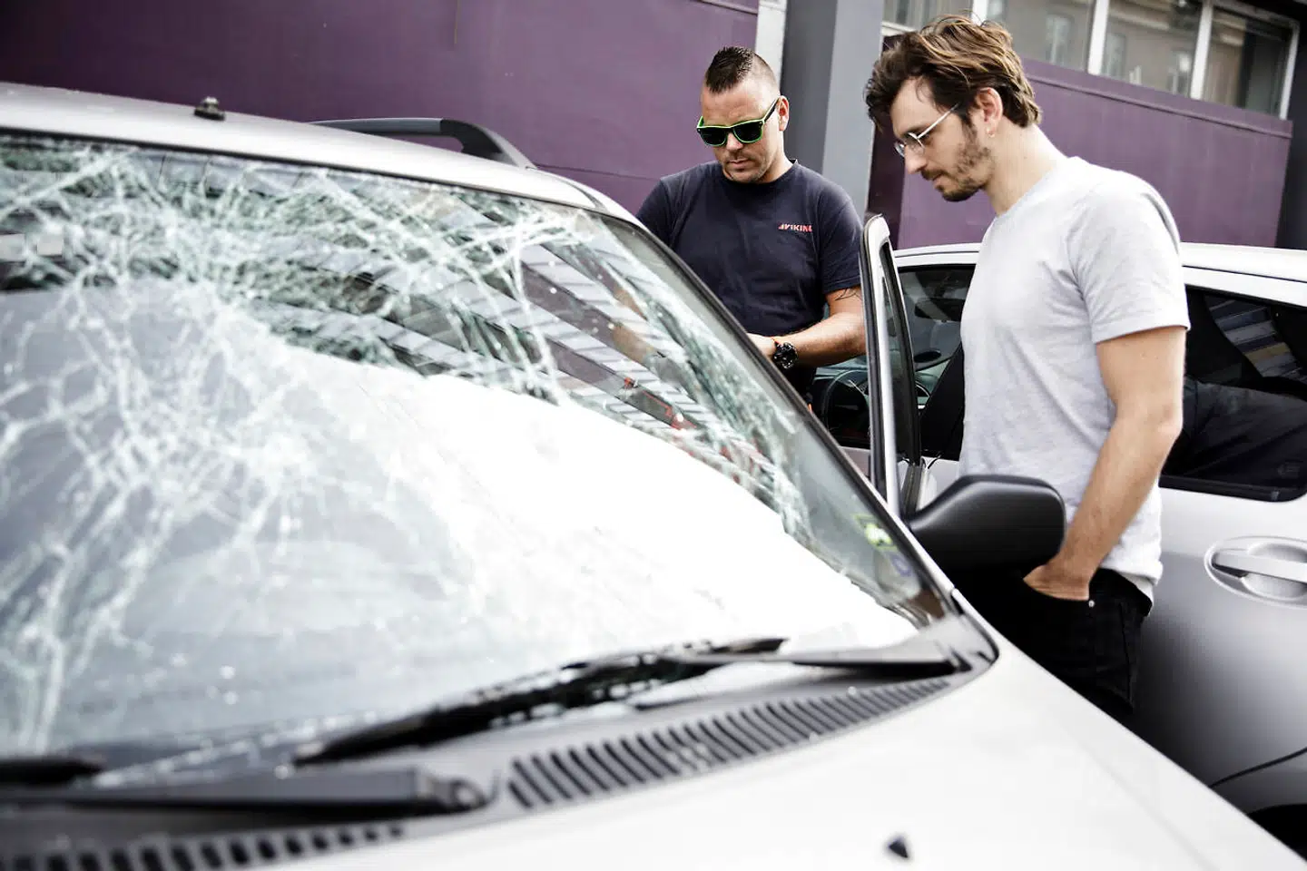 Nærpolitiafdelingen ved Hermodsgade åbner op for spørgsmål søndag den 11. august 2019 efter eksplosionen foran bygningen. Jacob Svensmark har fået ødelagt sin kun tre uger gamle bil og får hjælp af af Benny Pedersen, der kører den på værksted.