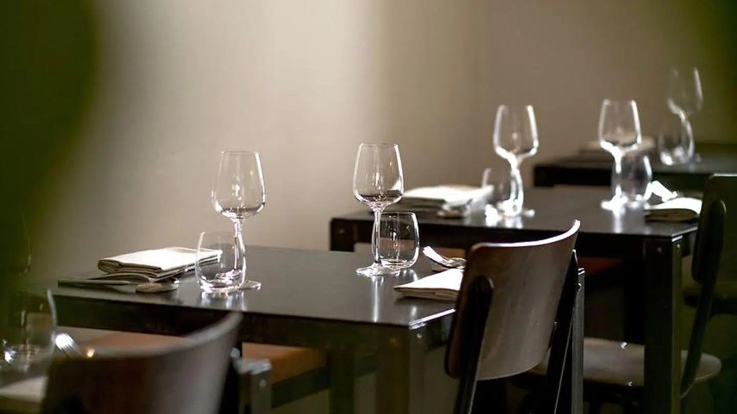 Indretningen er meget spartansk på Iluka, og bordene er små.