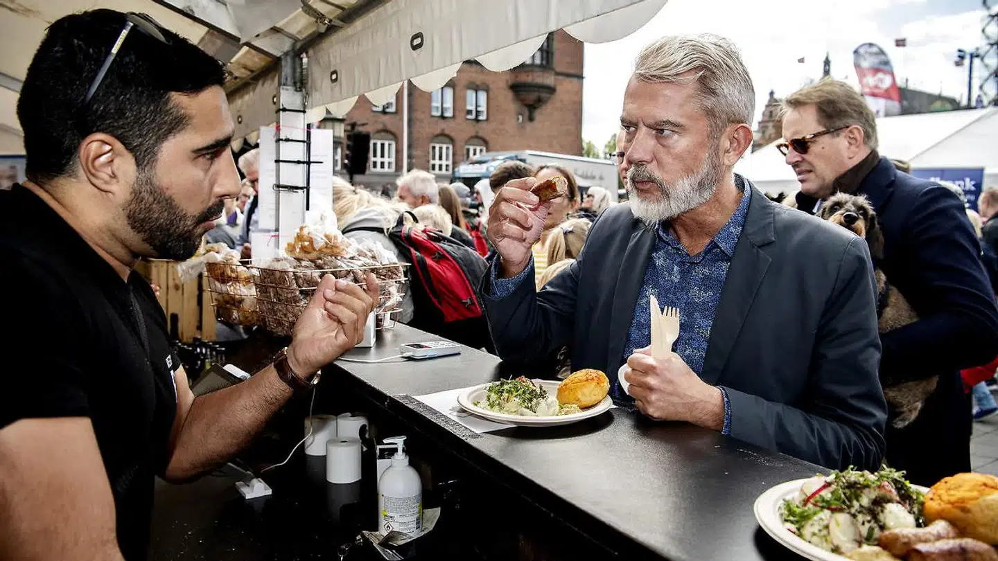 Søren Frank prøvespiser en lammepølse fra Restaurant Ros serveret af Marcel. Rådhuspladsen bliver i dag indtaget af Sønderjylland.