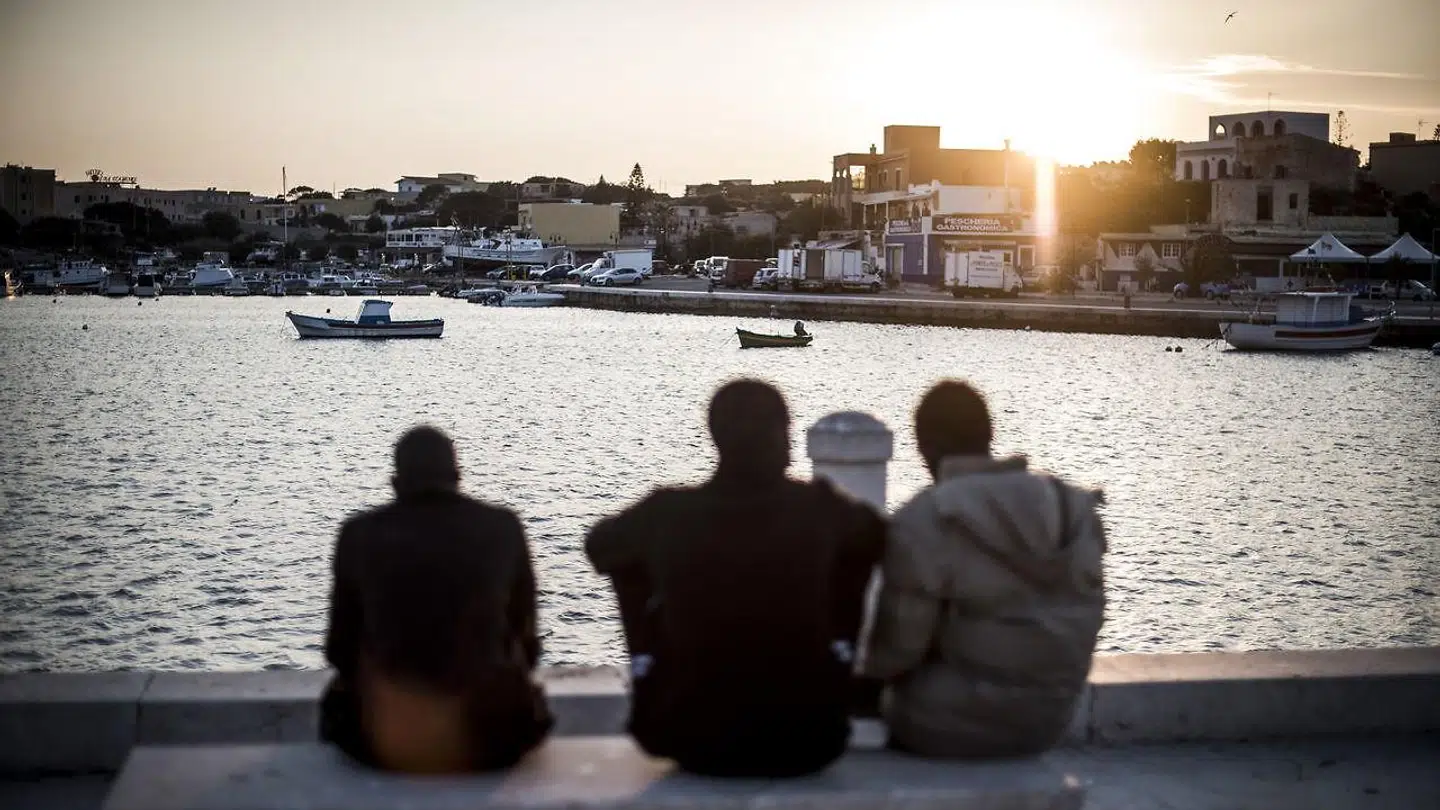 Lampedusa, en lille italiensk ø midt i Middelhavet, var i 2014 og 2015 første stop for stort set alle bådflygtninge- og migranter fra Afrika. Jens Christian Grøndahl besøgte øen og skrev om det i »Europas ambassade«.