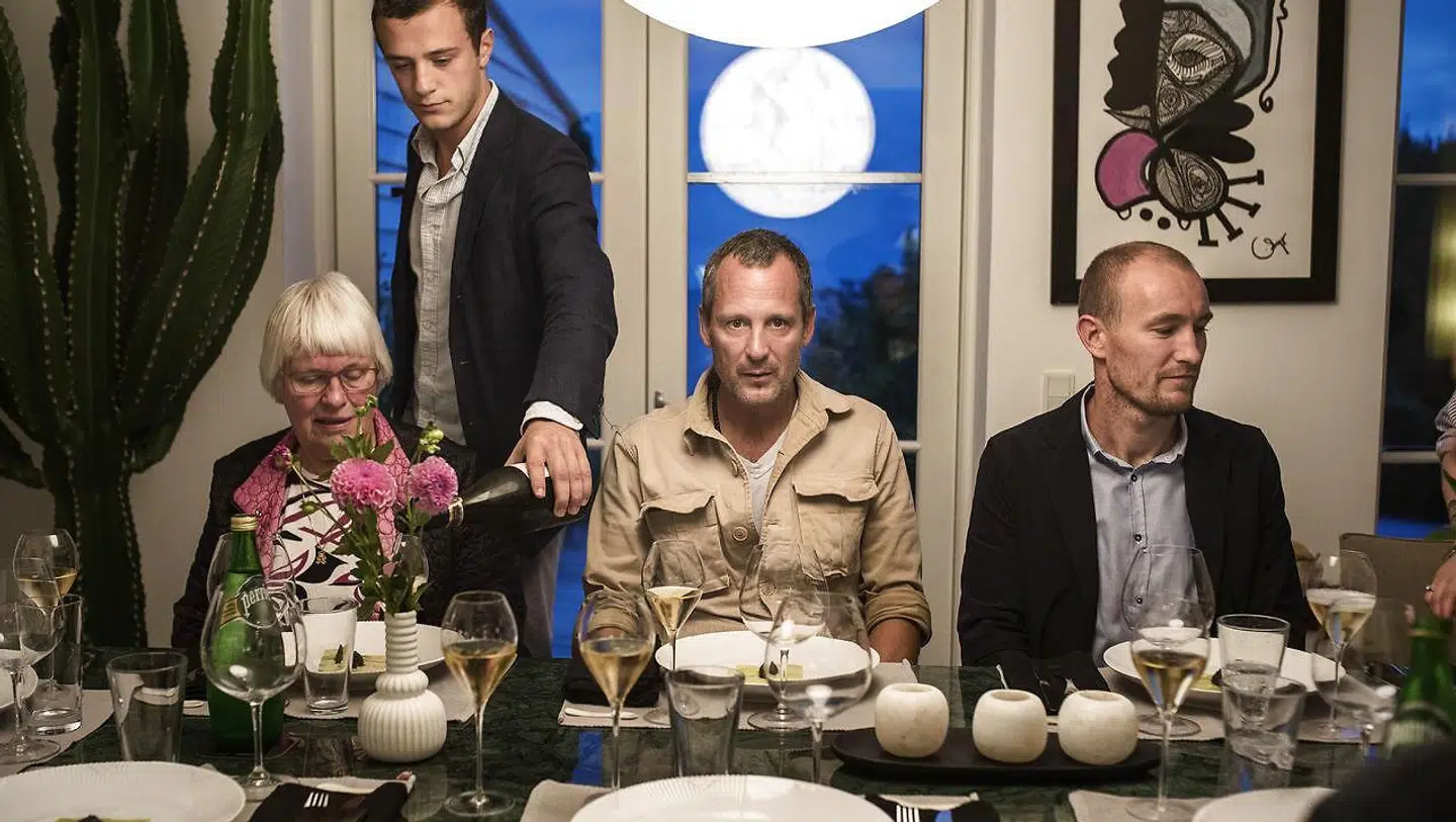 Caviarpusheren Jacob Rossini sidder for bordenden.