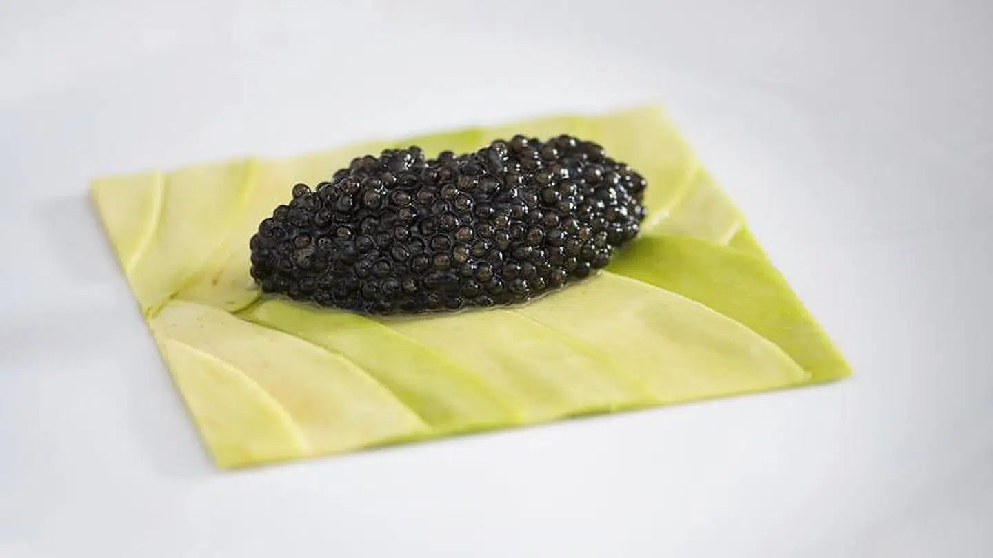 Avocado med mandelolie og caviar, signeret Bo Bech.