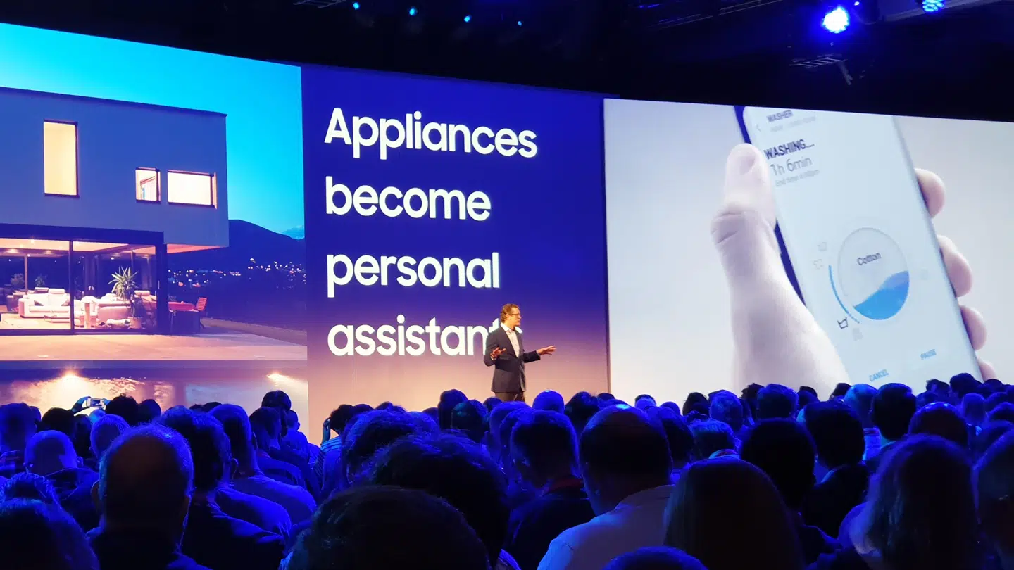 Husholdningsapparaterne bliver personlige assistenter, sagde Samsungs europæiske direktør for husholdningsapparater, Dan Harvie, da han præsenterede elektronikgigantens nyheder og viste, hvordan mobilappen kommunikerer med vaskemaskinen, så man ved, hvor lang tid der er tilbage. Foto: Thomas Breinstrup