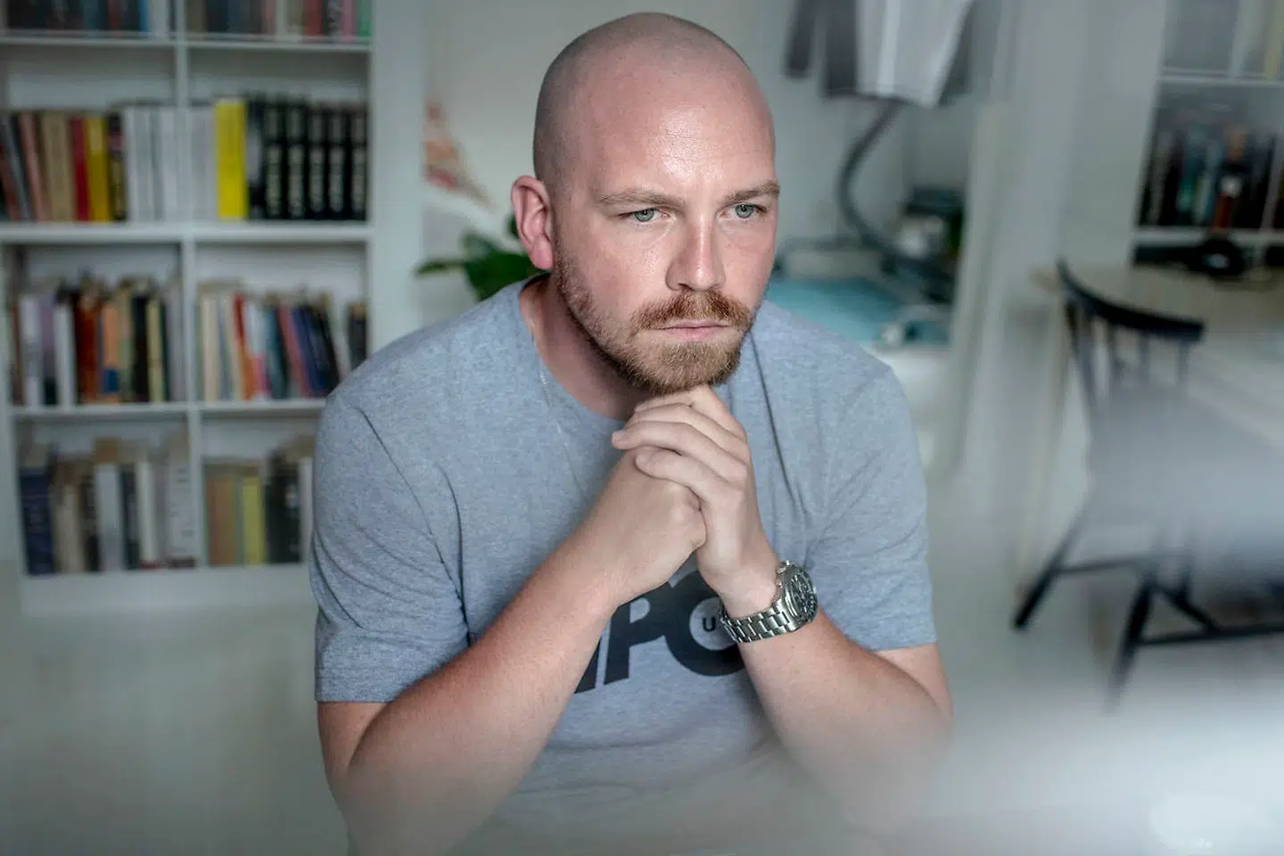 Morten Pape er aktuel med ny roman, der tager udgangspunkt i en omsorgssvigtet psykopatisk drengs drab på en jævnaldrende 16-årig indvandrer for 10 år siden.