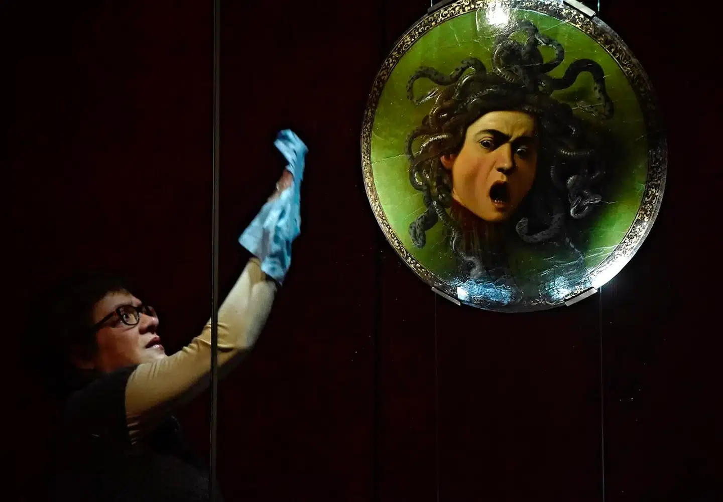 Det afskrækkende Medusa-billede er blevet benyttet igen og igen, sjovt nok ofte om kvinder i magt, dvs. om Hillary Clinton, Angela Merkel og Theresa May, som alle er blevet manipuleret ind i Caravaggios maleri fra 1595.