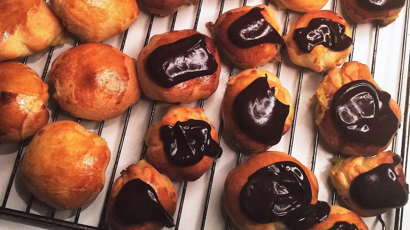 Der var nogen i min familie, der insisterede på, at fastelavnsbollerne smagte bedst uden chokoladeglasur. Nogen har nu indrømmet, at nogen tog fejl. Så kom glasur på alle. Det er bedst.