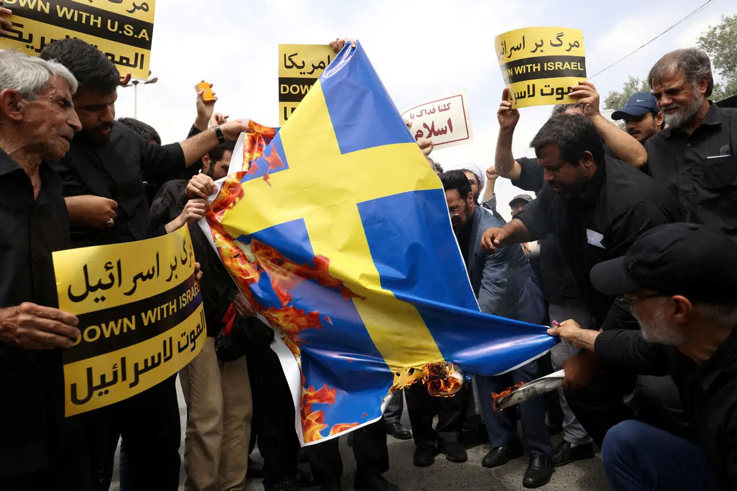 Der har været demonstrationer mod koranafbrændingerne og mod Sverige i en række muslimske lande. På billedet afbrændes det svenske flag under en demonstration i Iran tidligere i juli.