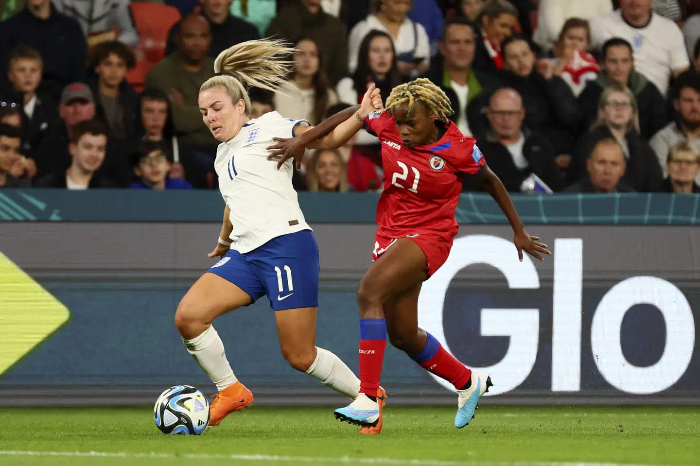 Englands Lauren Hemp (til venstre) i aktion mod Haitis Ruthny Mathurin lørdag. Fredag møder England det danske landshold ved VM. Tertius Pickard/Ritzau Scanpix