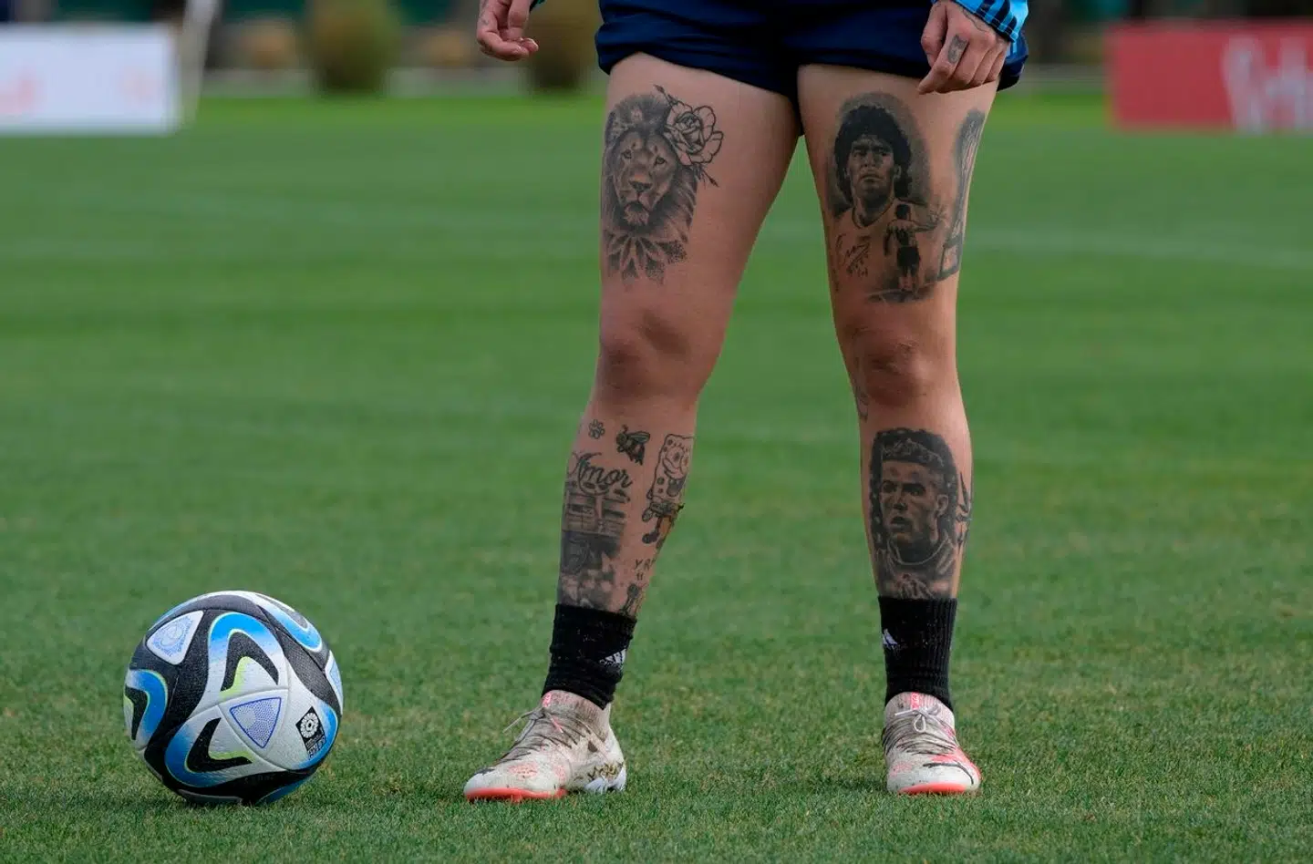 Rodríguez har både en tatovering af Maradona på låret og Ronaldo på skinnebenet.