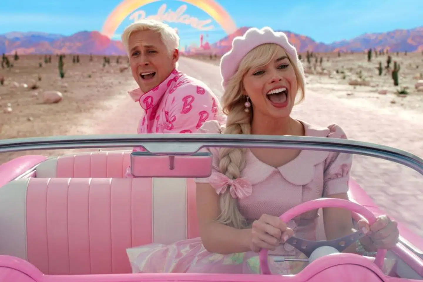 »Computerprogrammør-Barbie kan designe den visuelle del af et computerspil fyldt med farver og ’nuttede hundehvalpe’. Astronaut-Barbie kan udforske rummet, og hun kommer med en hundekurv, så hun kan passe på sin hundehvalp imens. Barbierne lærer piger, at en STEM-karriere ikke kun er for mænd, men også kvinder,« skriver Jette Sandager. Billede fra den nye Barbie-film.