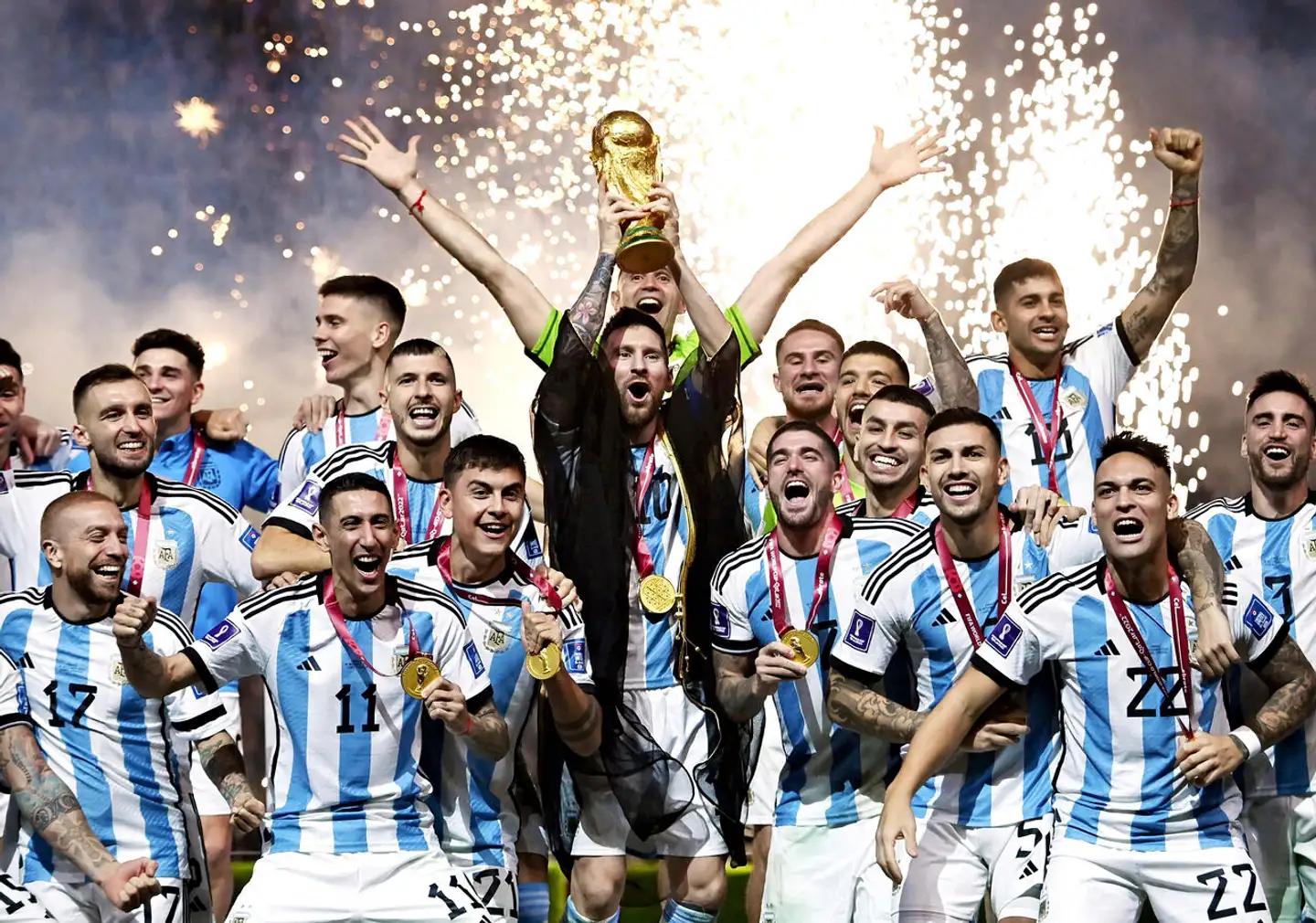Det var Argentinas tredje vundne verdensmesterskab i herrefodbold, da pokalen blev løftet i Qatar. Landet holder verdensrekorden i flest statsbankerotter. Ni gange er det blevet til.