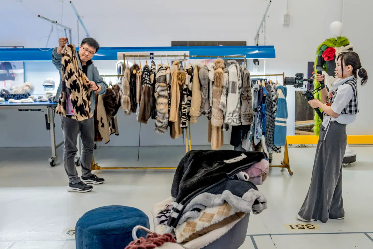 En kinesisk kunde filmer reklameindhold til TikTok i Glostrup, for de skal hjem til Kina og sælge pels på den store shoppedag »Single's Day«.