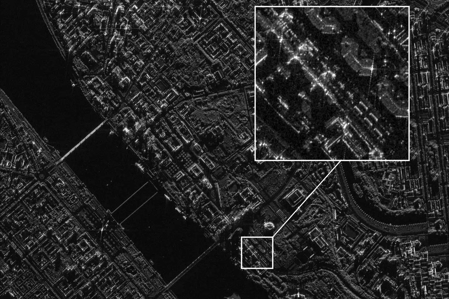 Satellitbilledet her viser ifølge selskabet Umbra Lab den nordkoreanske militærparade, som fandt sted torsdag aften. Sar Data © 2023 Umbra Lab, Inc/Reuters