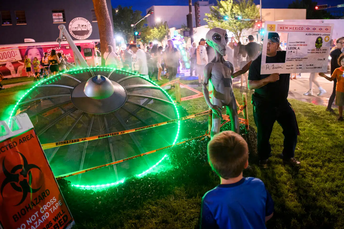 Folkefester er der nok af, når man holder ufo-festivaler i USA. Her i 2021 i Roswell i den amerikanske stat New Mexico, hvor det berømte Area 51, hvor man hævder, at der opbevares væsner fra det ydre rum, findes. Det er på tide at vi får fuld klarhed over, hvad en række umiddelbart uforklarlige hændelser skyldes, skriver Kristian Mouritzen i denne leder.