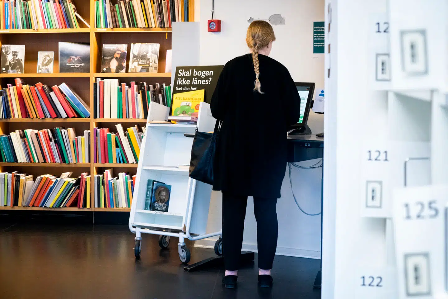 »I en tid hvor flygtighed dominerer vores hverdag, lad os da ikke lukke rum, der i sit væsen opfordrer til fordybelse, nysgerrighed og dannelse. Men lad os modernisere, så bibliotekerne beholder deres kulturelle relevans,« skriver Mette Østergaard i denne leder.