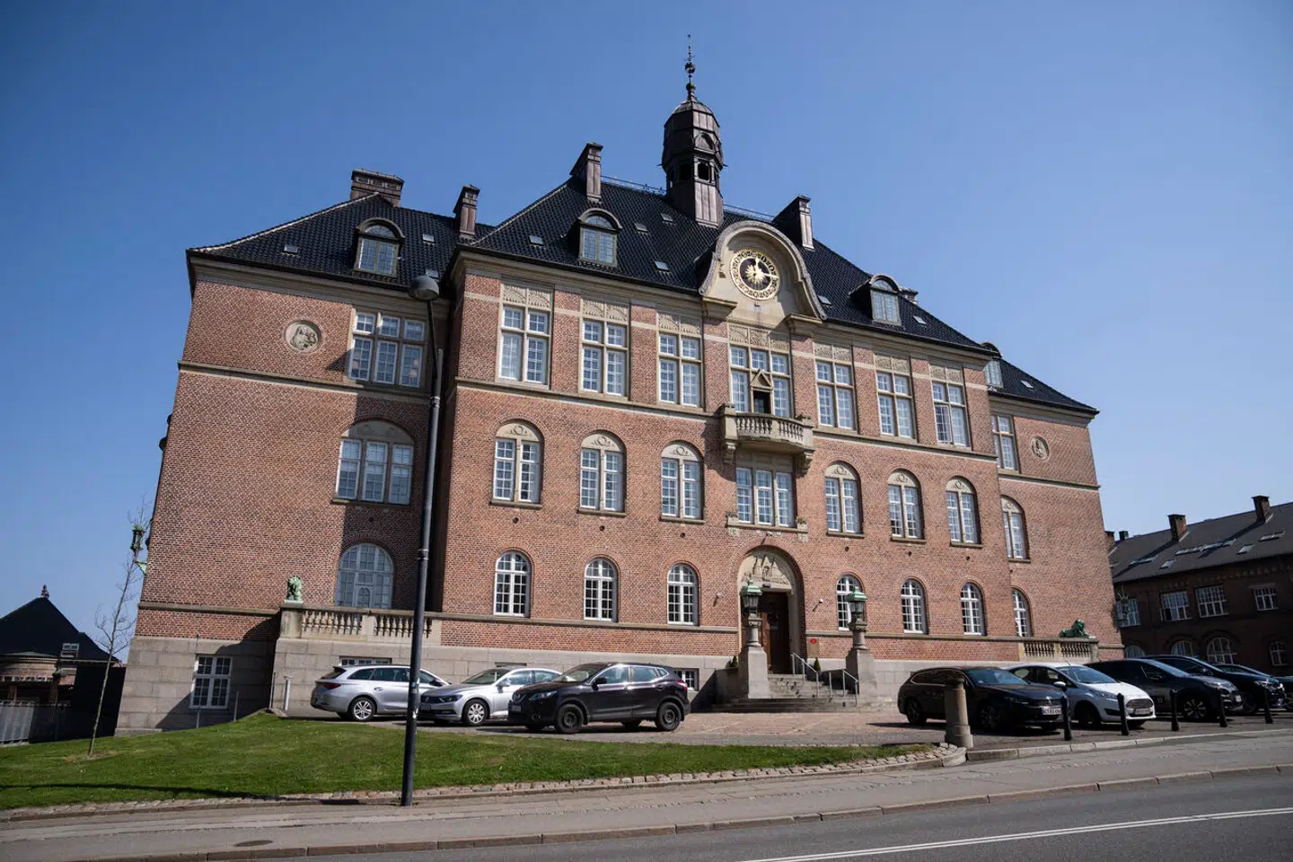 »Synspunktet er, at hvis man bruger for meget krudt på den ene sag, så går det ud over den næste sag. Til gengæld er synspunktet aldrig, at vi skal have flere ressourcer. Det er urealistisk,« skriver Philip Møller. Her ses Retten i Aarhus.