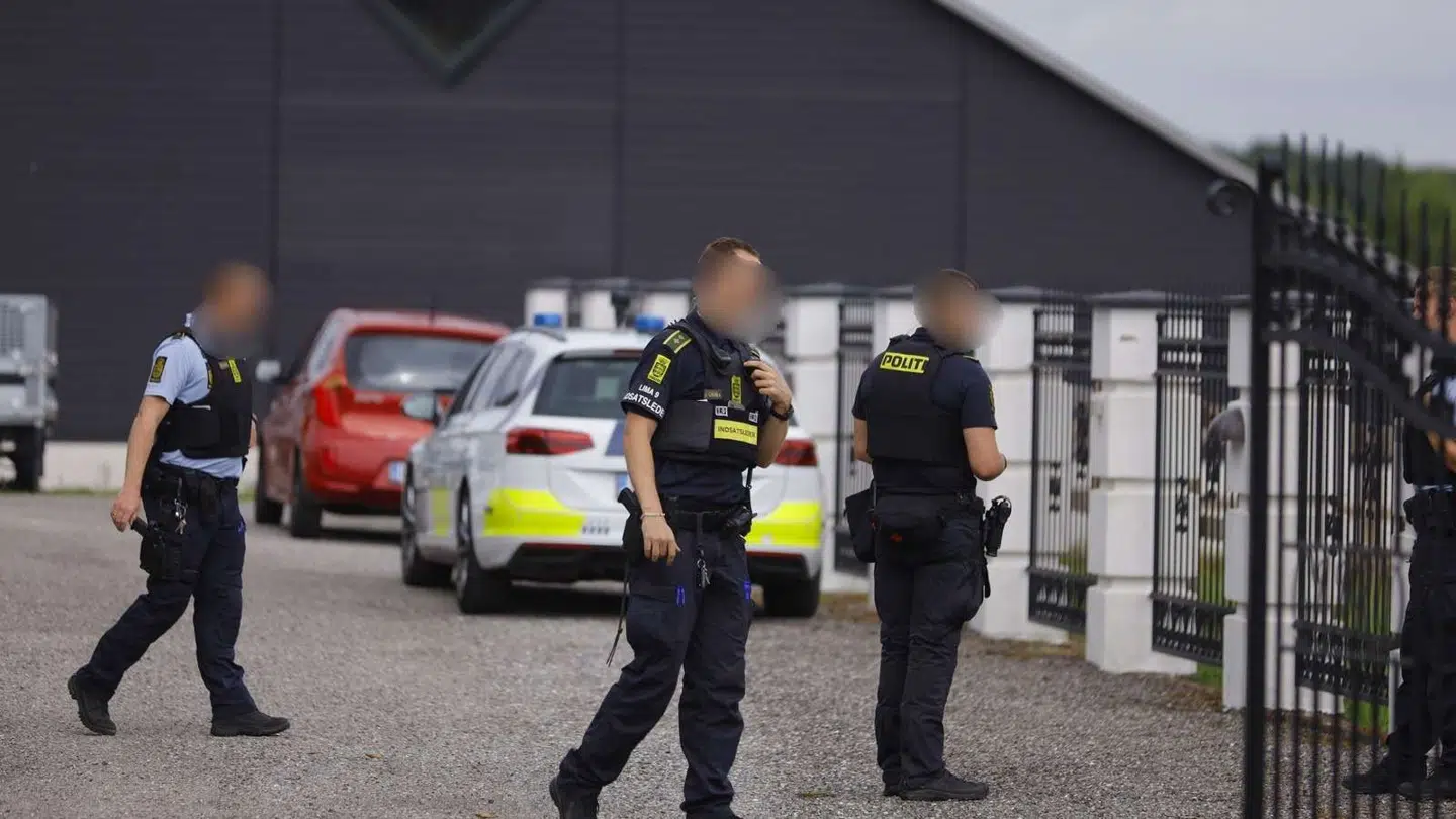 Nordsjællands Politi på adressen, hvor en person er blevet anholdt.
