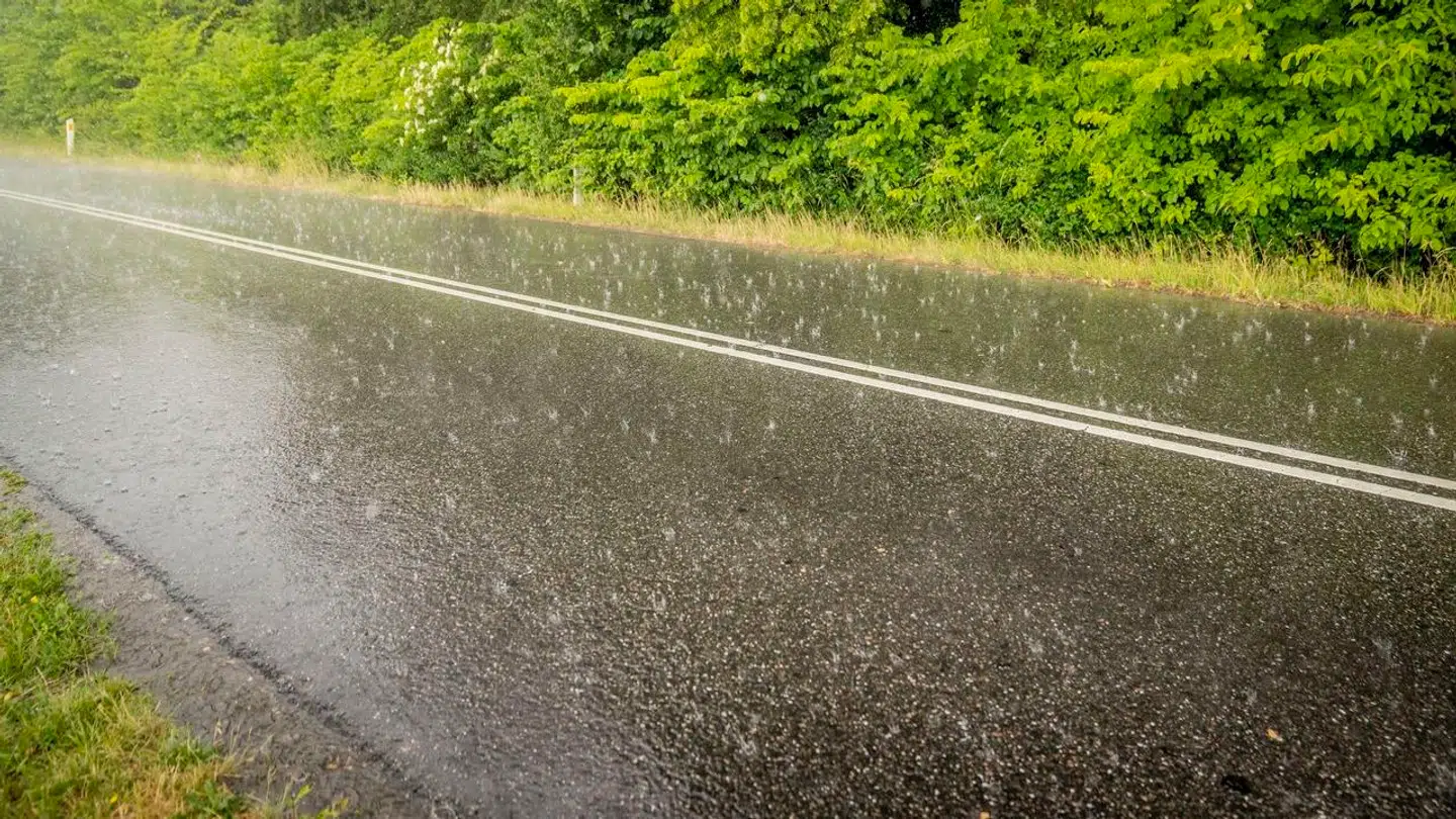 Regnvejr har fået brønddæksler i Skive til at løfte sig fra deres plads på vejbanen.