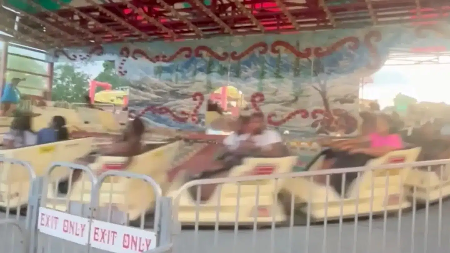 En video på TikTok viser, hvordan karrusellen kører baglæns i et højt tempo.
