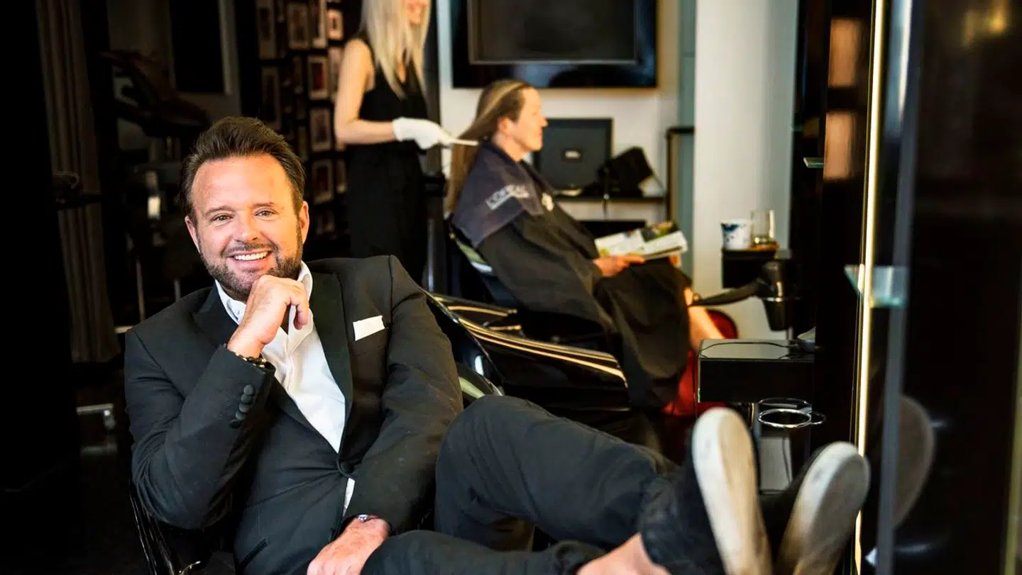 Dennis Knudsen er kendt som selvstændig frisør, makeupartist og stylist. Han har sit eget hårplejemærke, og har arbejdet for både kendte og kongelige.