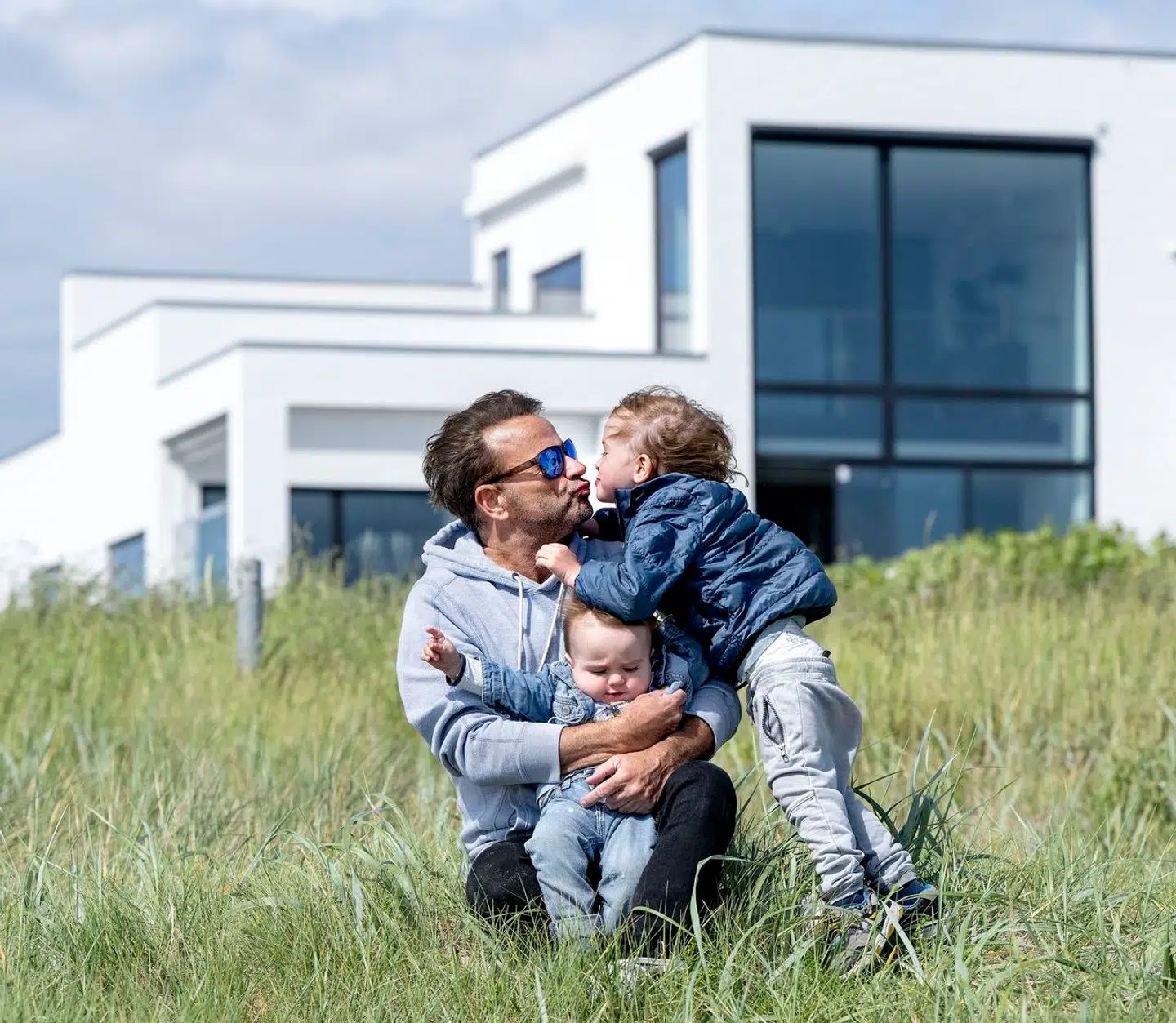 Dennis Knudsen har fået fire børn med amerikanske rugemødre. Han har den fireårige søn Noah og den toårige søn Lucas – som her ses i familiens hjem i Korsør – samt tvillingdøtrene Aura og Naomi. Aura er i dag 10 måneder, mens Naomi gik bort af pludselig vuggedød, da hun var halvanden måned gammel.